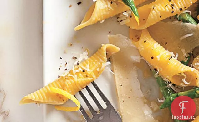 Garganelli con Espárragos y Queso de Oveja