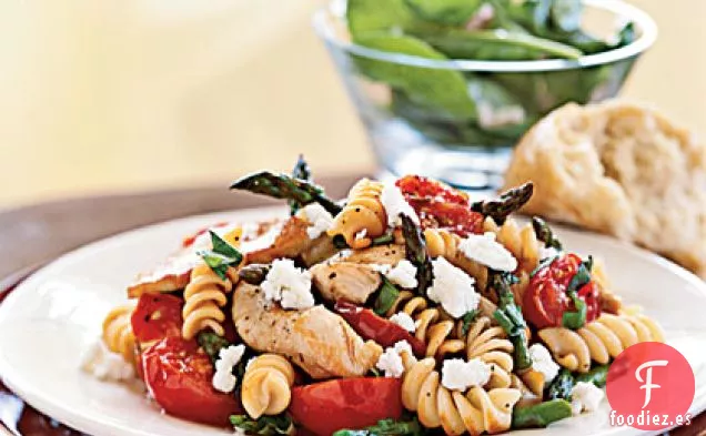 Rotini con Pollo, Espárragos y Tomates