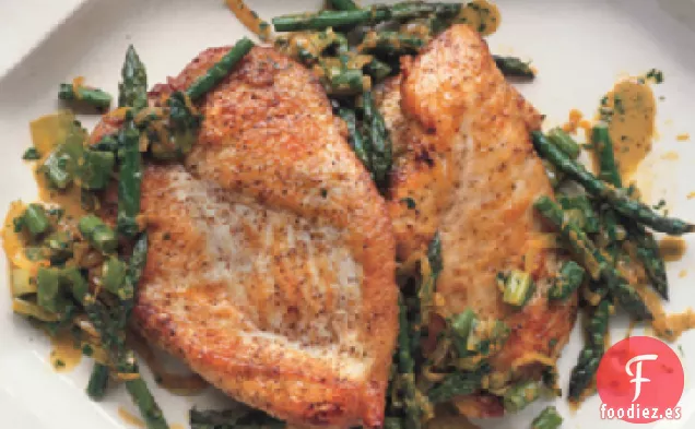 Chuletas de Pollo Salteadas con Espárragos, Cebolletas y Perejil-Gremolata de Estragón