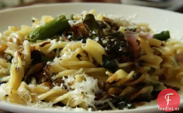 Fusilli Con Espárragos, Albahaca y Glaseado Balsámico