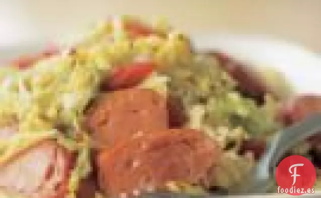 Salchichas Con Ensalada De Repollo Caliente