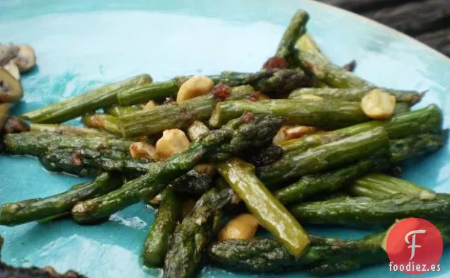 Espárragos a la Parrilla Con Ajo, Romero y Limón