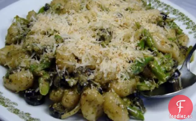 Ñoquis con Espárragos y Aceitunas en una Cremosa Salsa de Pesto