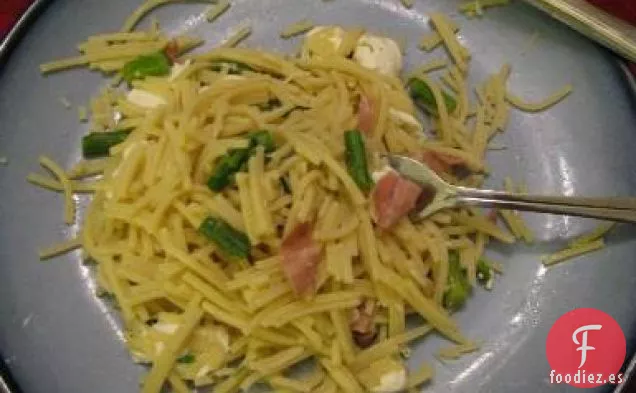 Espaguetis Con Espárragos, Mozzarella Ahumada y Jamón
