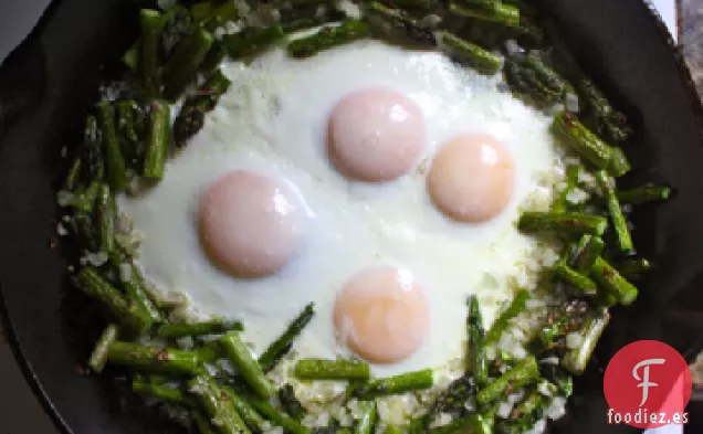 Espárragos de Medianoche con Huevos Cremosos