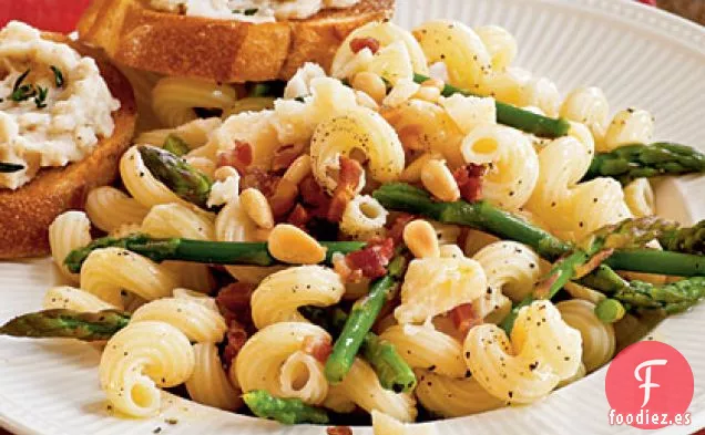 Pasta con Espárragos, Panceta y Piñones