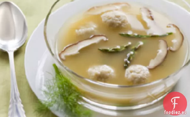 Sopa de Pollo con Espárragos y Shiitakes, Servida con Bolas de Matzoh de Hinojo Asado