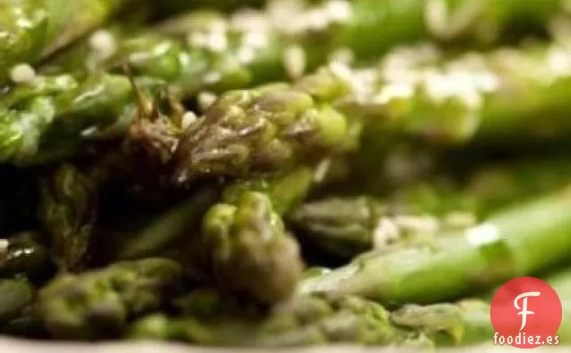 Espárragos al Vapor con Salsa de Ajo y Jengibre