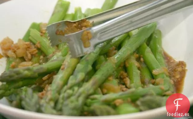 Espárragos Con Salsa De Wasabi y Mayonesa