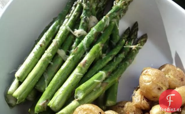 Espárragos A La Parrilla Con Vinagreta De Pimienta