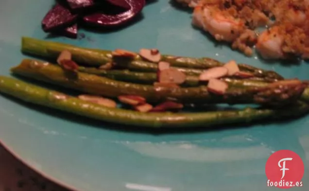 Espárragos Asados Espolvoreados Con Queso Feta, Aceite de Oliva y Eneldo