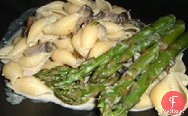 Conchas de Pasta con Champiñones Portobello y Espárragos en Salsa Boursin