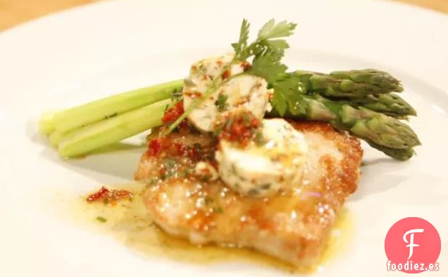 Paillards de Cerdo a Base de Hierbas con Mantequilla de Tomate Secada al Sol y Espárragos