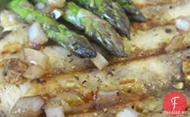 Espárragos a la Parrilla con Tostada de Ajo Asado y Vinagreta Balsámica