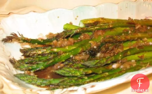 Espárragos Asados con Mantequilla Balsámica y Chalota