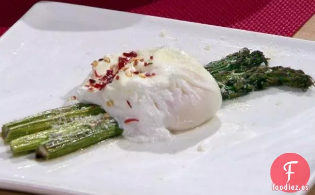 Espárragos Asados con Huevo Escalfado y Parmesano Reggiano