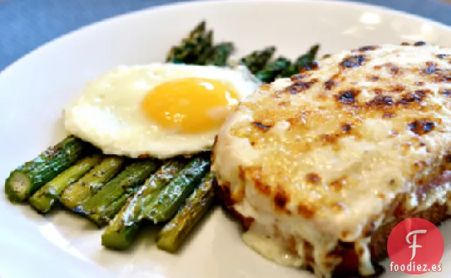 Espárragos Con Jamón, Huevos y Migas de Ajo