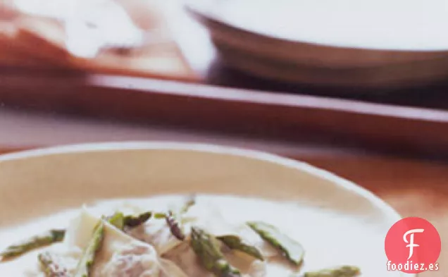 Pansoti de Nuez y Panceta con Espárragos en Caldo de Parmesano