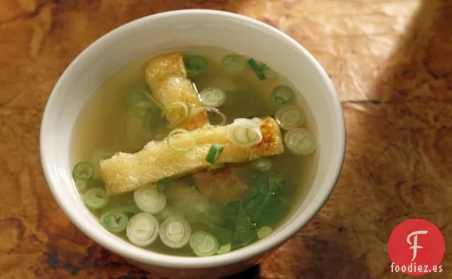 Sopa De Miso Con Tofu Crujiente, Repollo Nappa Y Cebollas Verdes