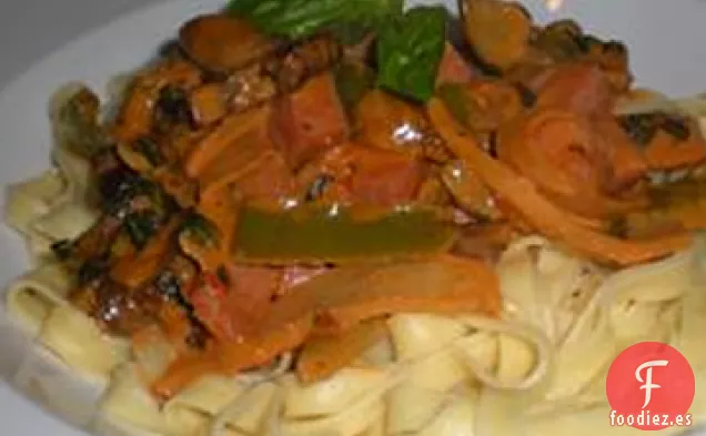 Fettuccini con Champiñones, Jamón y Salsa de Rosas