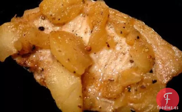 Chuletas de Cerdo Con Ajo y Manzanas en Vino
