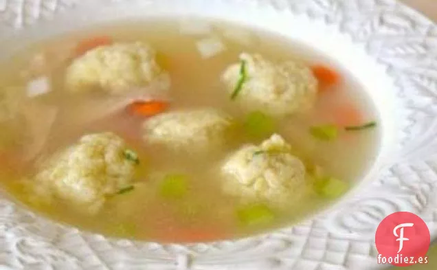 Sopa de Pollo con Bolas de Matzo de Puerro y Cebollino en Miniatura