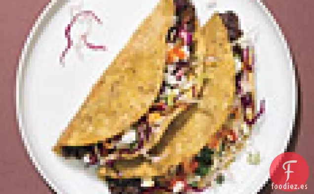 Tacos Crujientes de Frijoles Negros con Queso Feta y Repollo