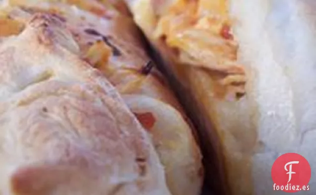 Pollo con Salsa y Galletas
