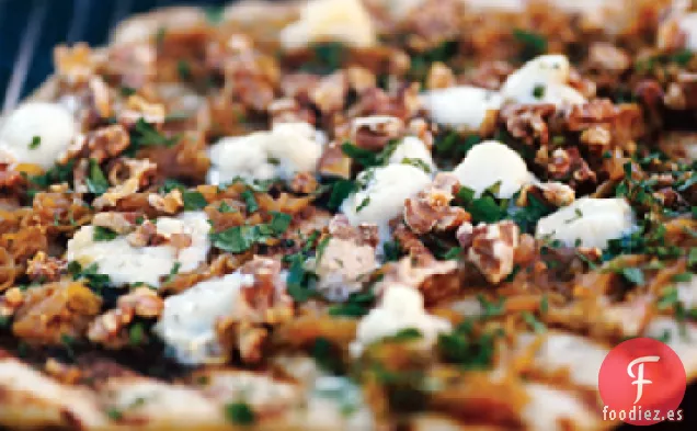 Pizza a la Parrilla de Cebolla Caramelizada y Gorgonzola