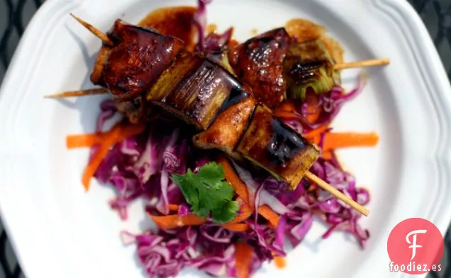 Panceta de cerdo (o Pollo) Yakitori y Ensalada asiática