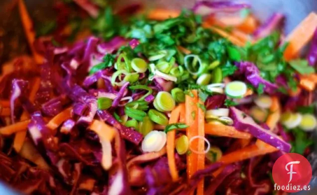 Ensalada de Repollo Rojo con Aderezo de Jengibre y Zanahoria Picante
