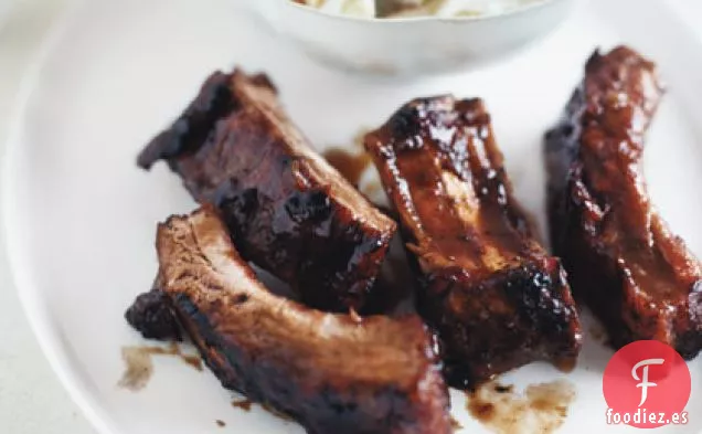 Costillas de Cerdo Glaseadas con Repollo de Manzana Rábano Picante