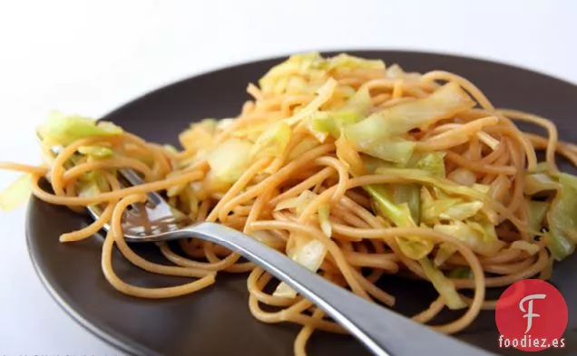 Espaguetis De Chile Dulce Al Estilo Asiático Con Repollo