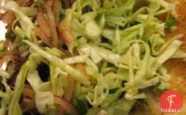 Sándwiches De cerdo Con Repollo, Alcaparras Y Ensalada De Hierbas