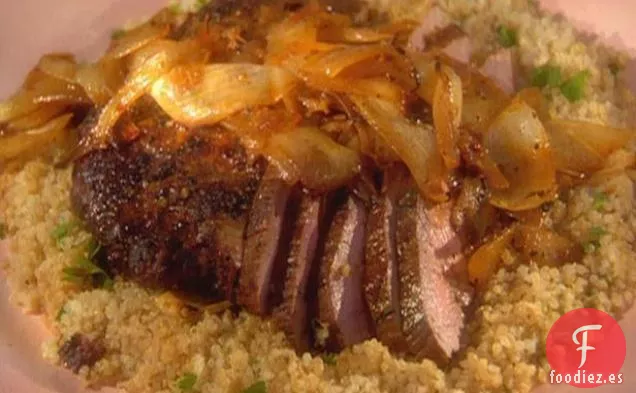 Asar a la parrilla London con Ale au jus y Cebollas Asadas con Quinua