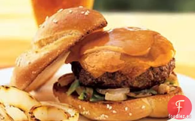 Hamburguesas con Queso con Chiles Verdes Carbonizados y Cebollas