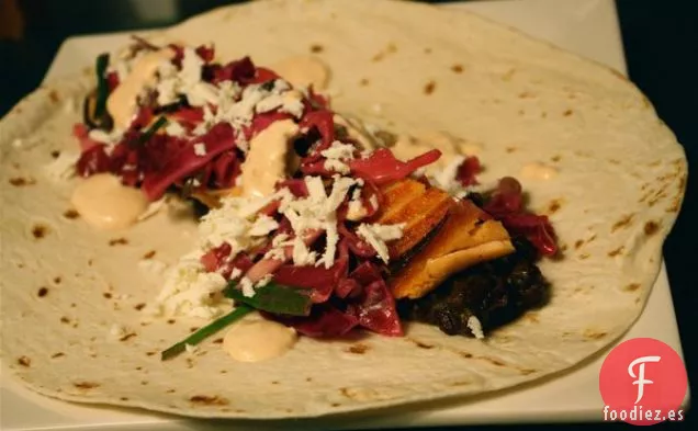 Tacos De Salmón Chamuscado Con Frijoles Negros A La Barbacoa, Ensalada De Repollo Y Chi