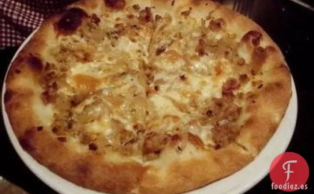 Pizza de Tres Quesos con Cebolla y Salvia