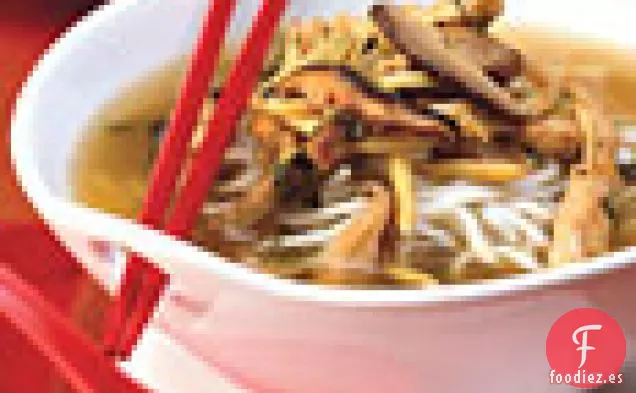 Sopa de Cerdo y Fideos con Shiitake y Col de Nieve