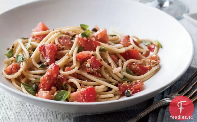 Espaguetis con Tomates, Anchoas y Almendras