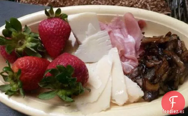 Antipasto de Jamón, Queso, Fresas y Cebolla Balsámica