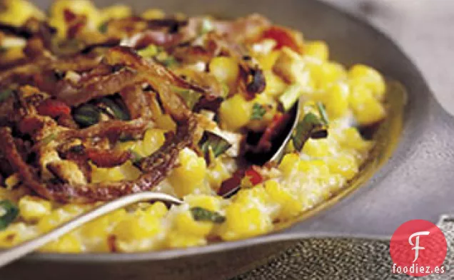Gratinado de Maíz Cremoso con Aros de Cebolla Fritos y Tocino