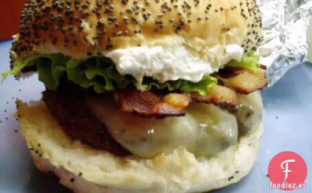 Hamburguesas Con Queso Y Tocino Con Salsa De Cebolla Francesa