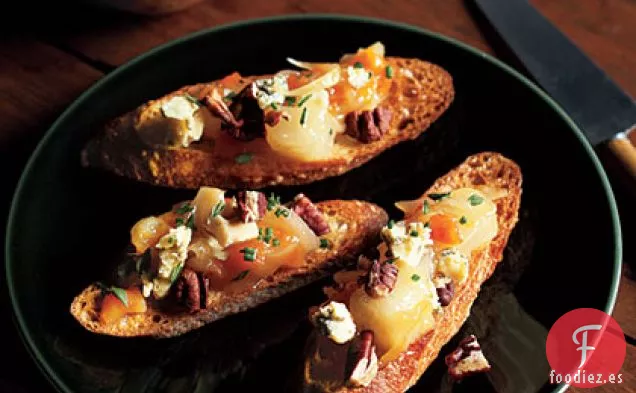 Bruschetta de Chutney de Pera con Nueces y Queso Azul