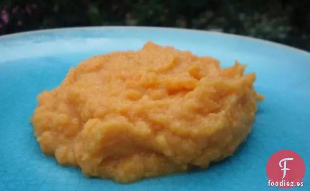 Rebozuelos Con Crema Encima De Crostinis De Queso De Cabra