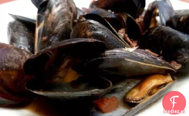 Mejillones A la Parrilla Con Vino Tinto y Chorizo