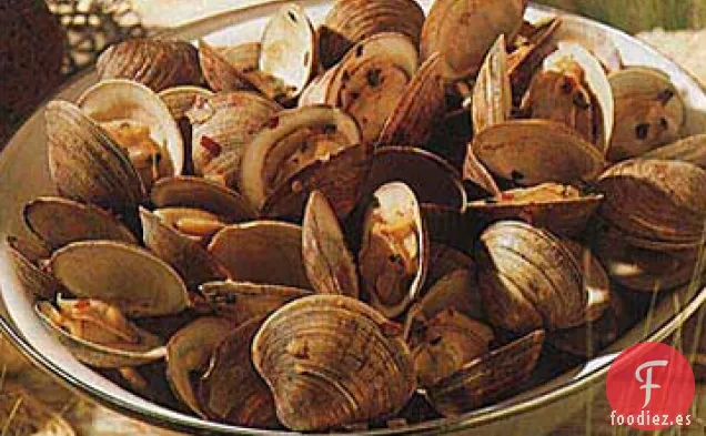 Almejas al Vapor y Langosta con Mantequilla de Chalota, Maíz, Salchichas y Patatas