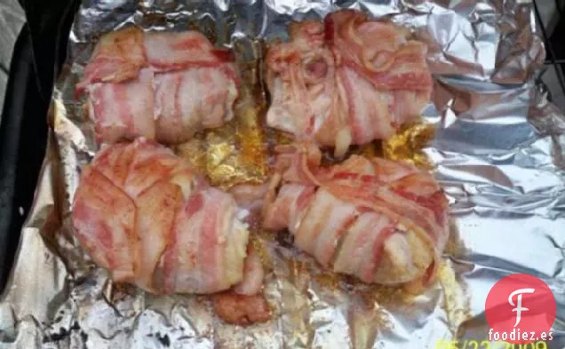 Muslos de Pollo Envueltos en Tocino Relleno y a La Parrilla