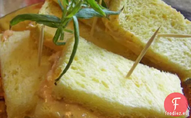 Elegantes Sándwiches de Té con Mantequilla de Tomate y Estragón