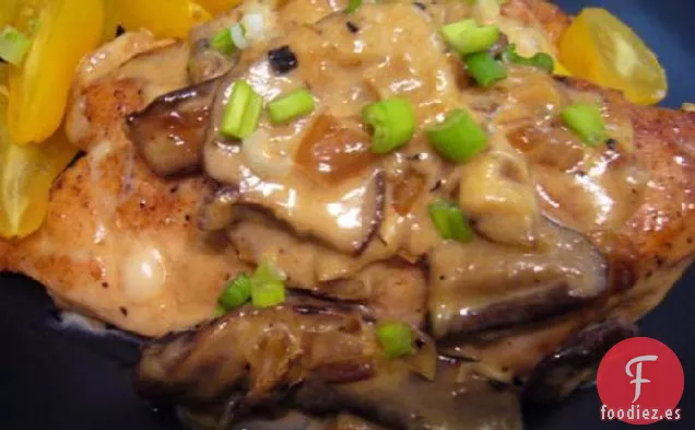 Pechugas de Pollo Con Champiñones, Queso Suizo y Vino Blanco